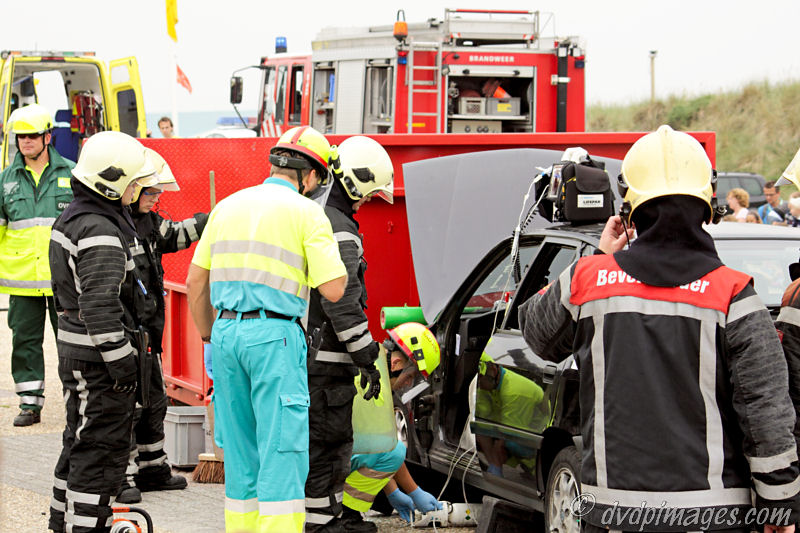 Preparations for cutting the vehicle.