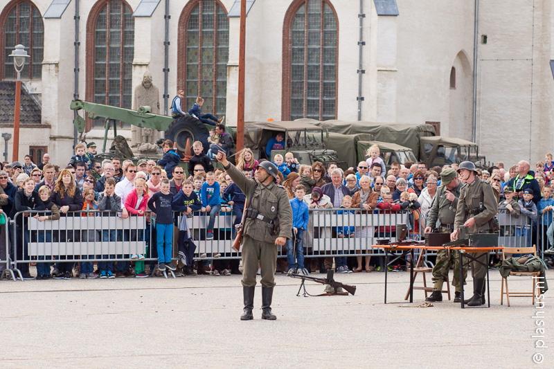 Demonstration of WWII hand weapons.